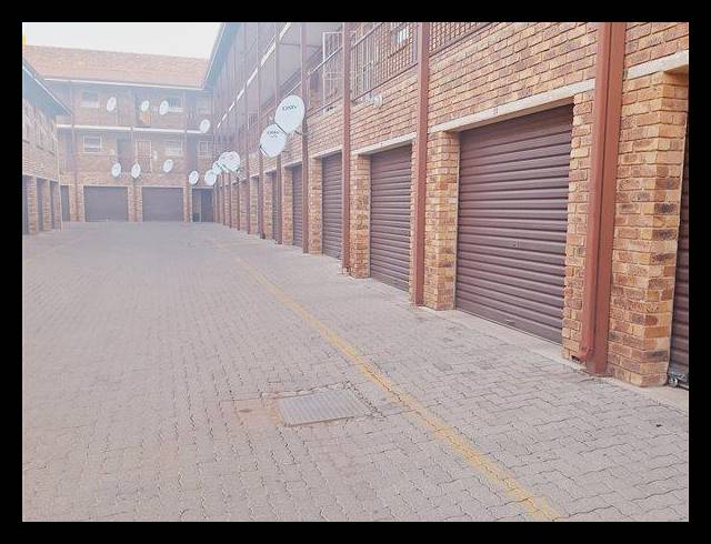 2 BEDROOM TOWNHOUSE FOR SALE IN KEMPTON PARK